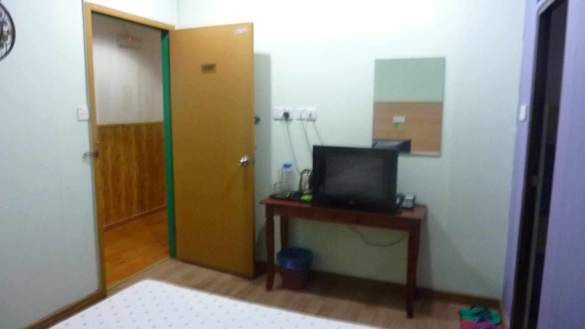 7 Hung Hung Inn Кота-Кинабалу Экстерьер фото