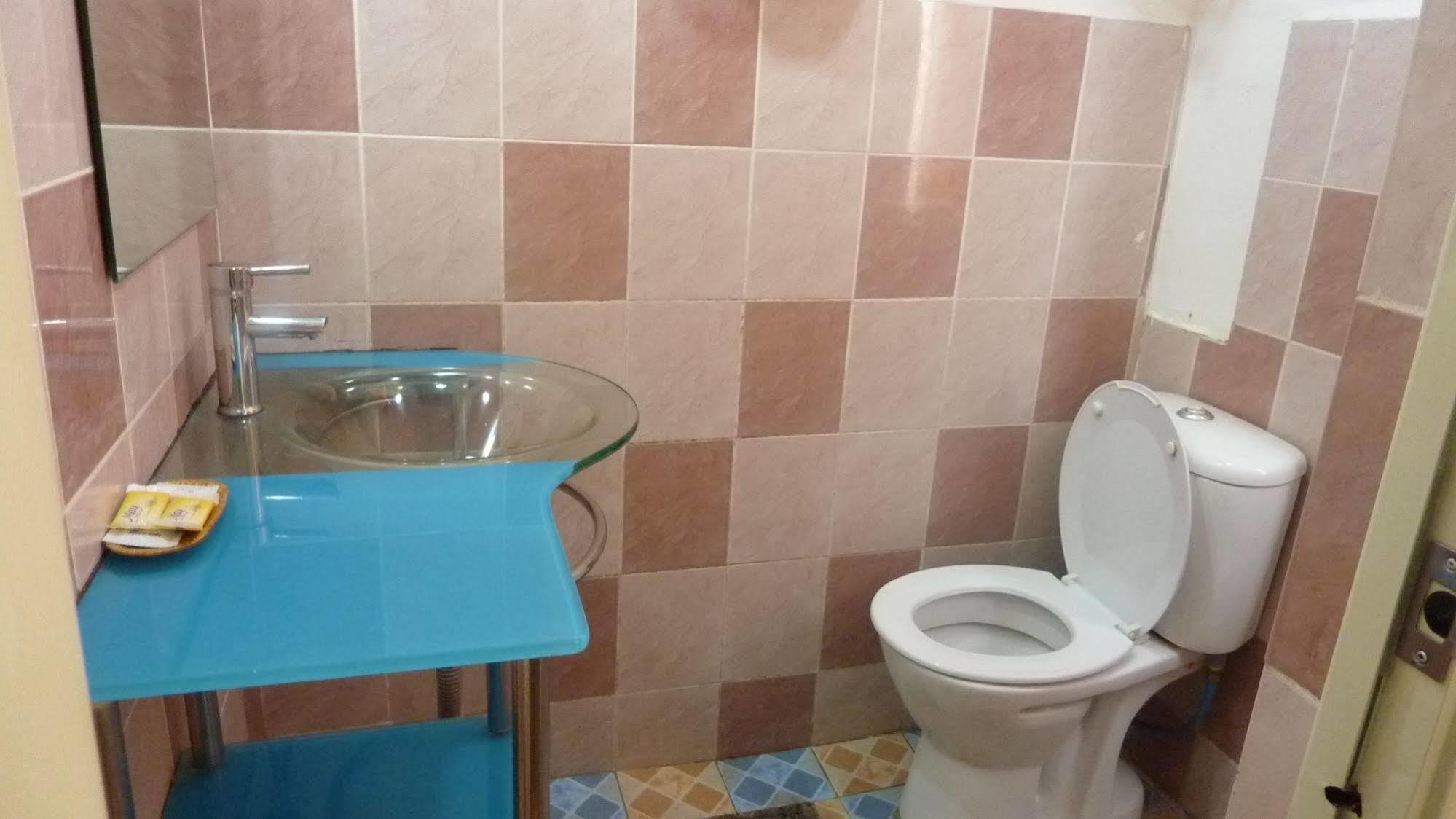 7 Hung Hung Inn Кота-Кинабалу Экстерьер фото