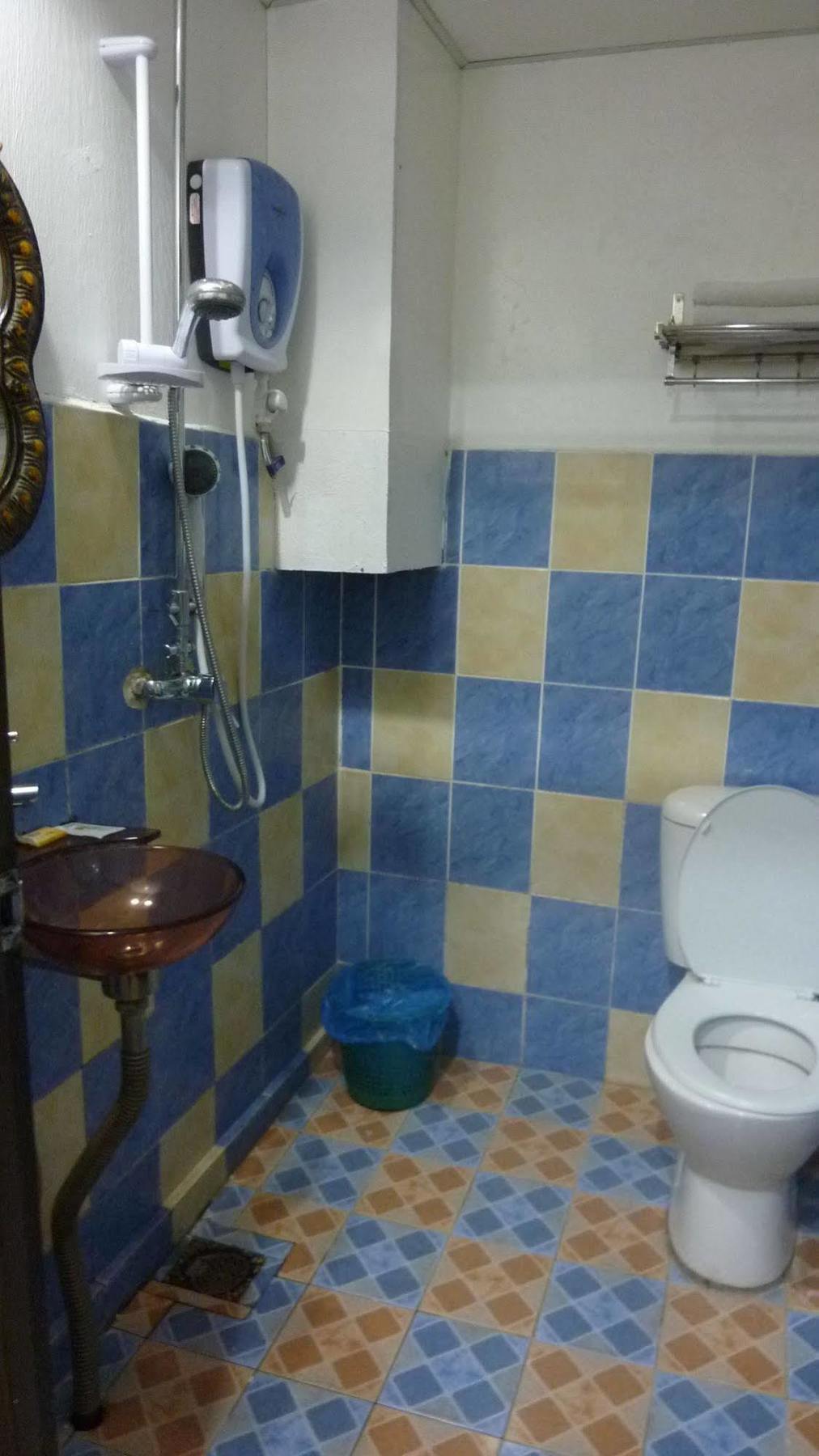7 Hung Hung Inn Кота-Кинабалу Экстерьер фото