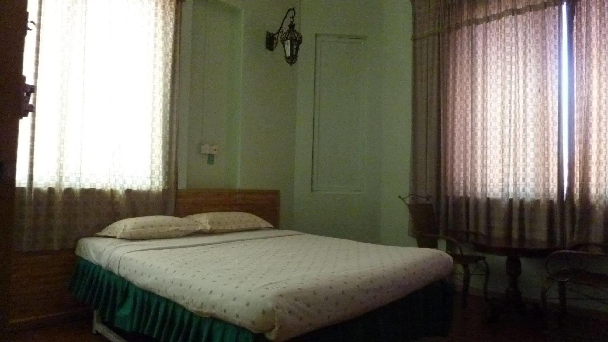 7 Hung Hung Inn Кота-Кинабалу Экстерьер фото
