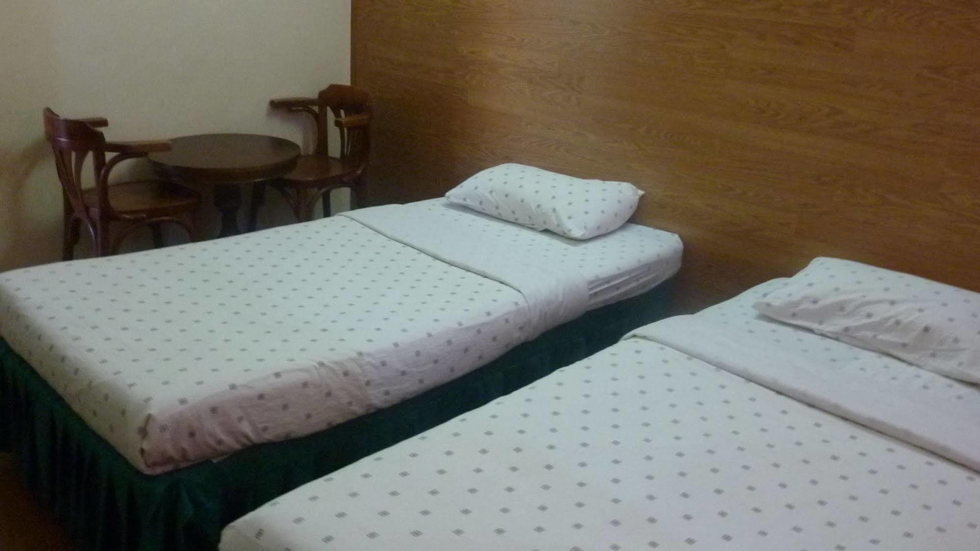 7 Hung Hung Inn Кота-Кинабалу Экстерьер фото