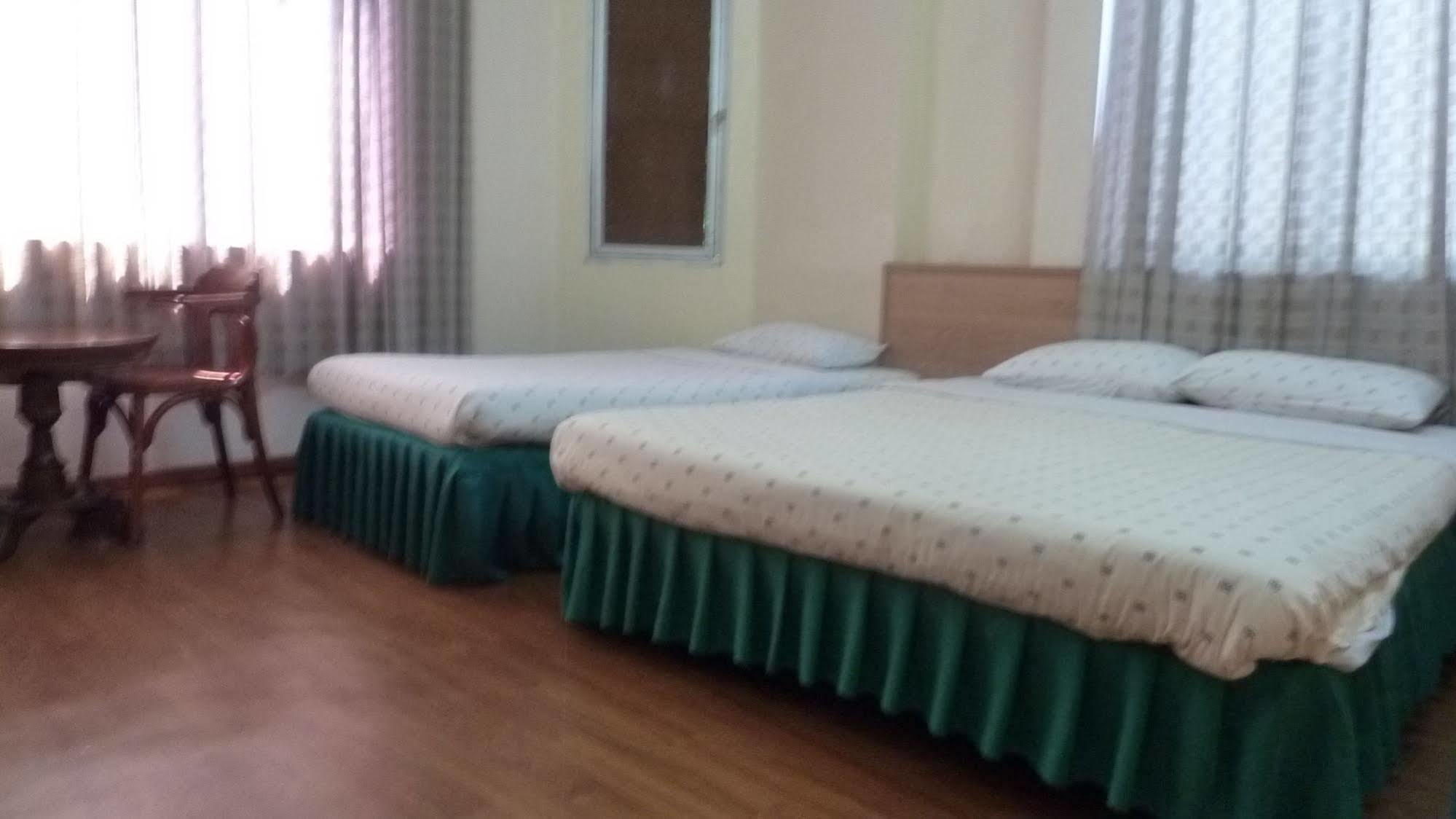 7 Hung Hung Inn Кота-Кинабалу Экстерьер фото