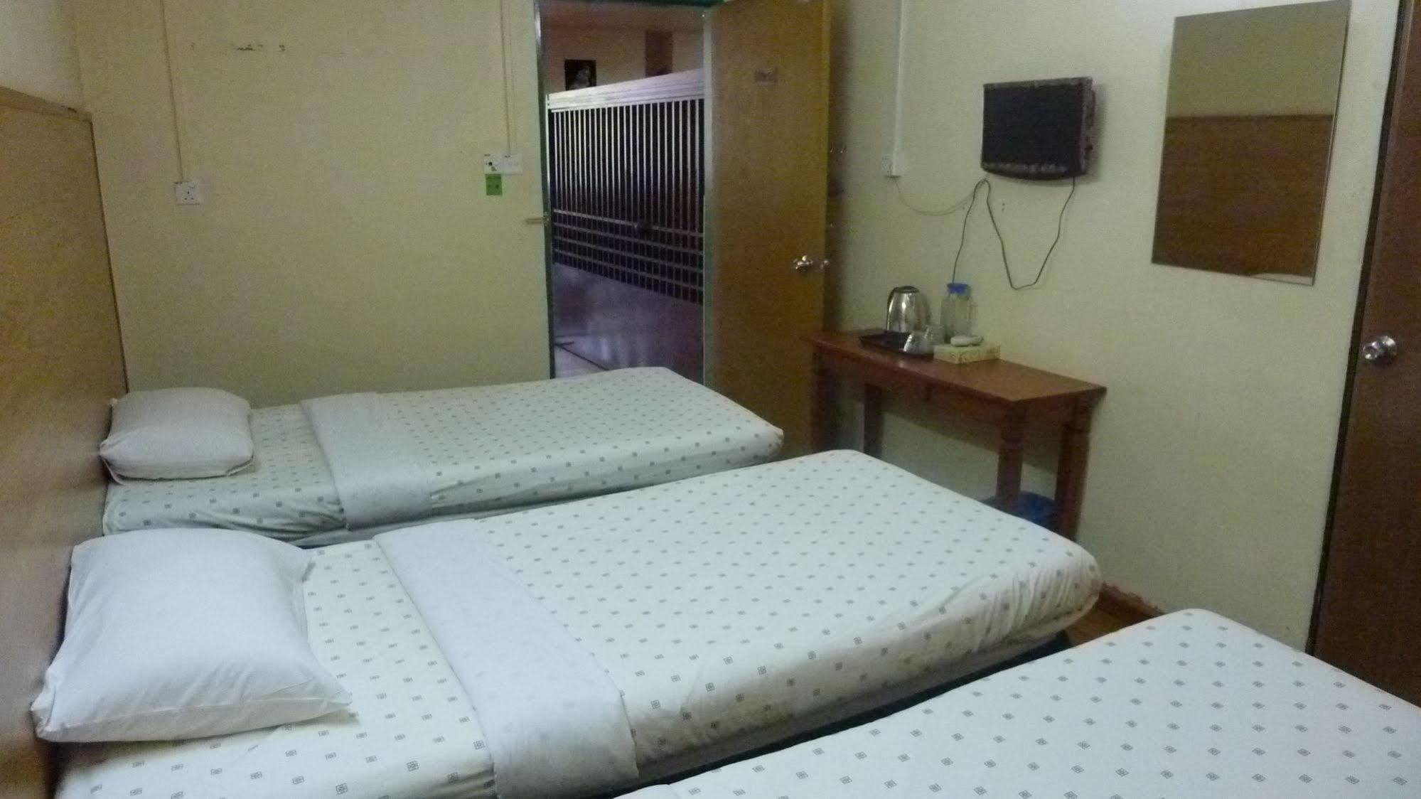 7 Hung Hung Inn Кота-Кинабалу Экстерьер фото