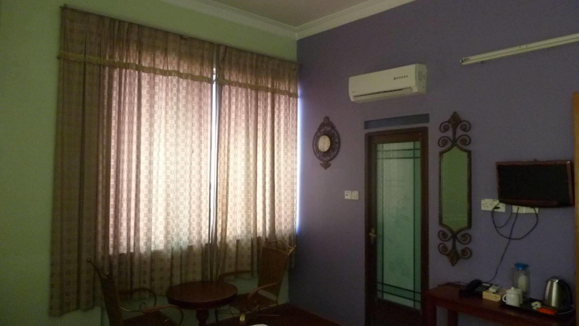 7 Hung Hung Inn Кота-Кинабалу Экстерьер фото