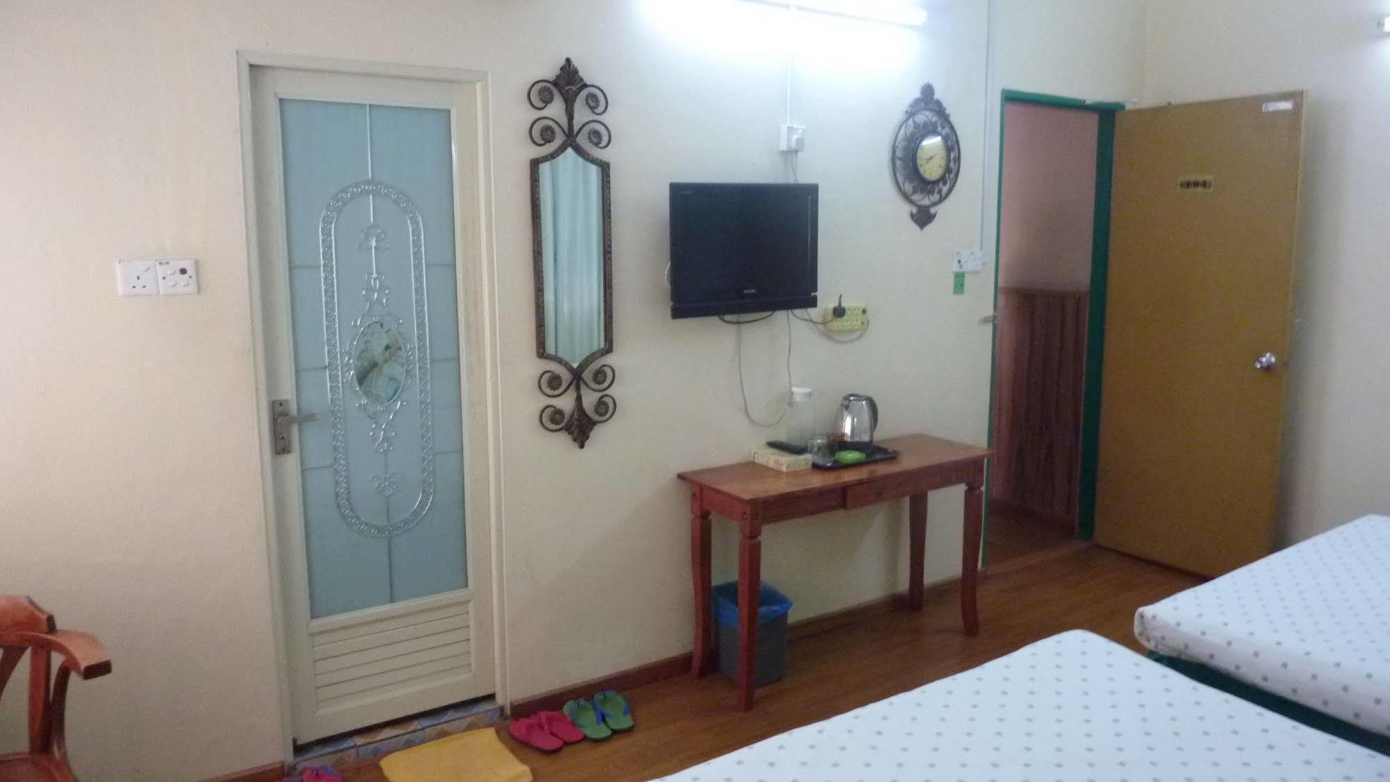 7 Hung Hung Inn Кота-Кинабалу Экстерьер фото