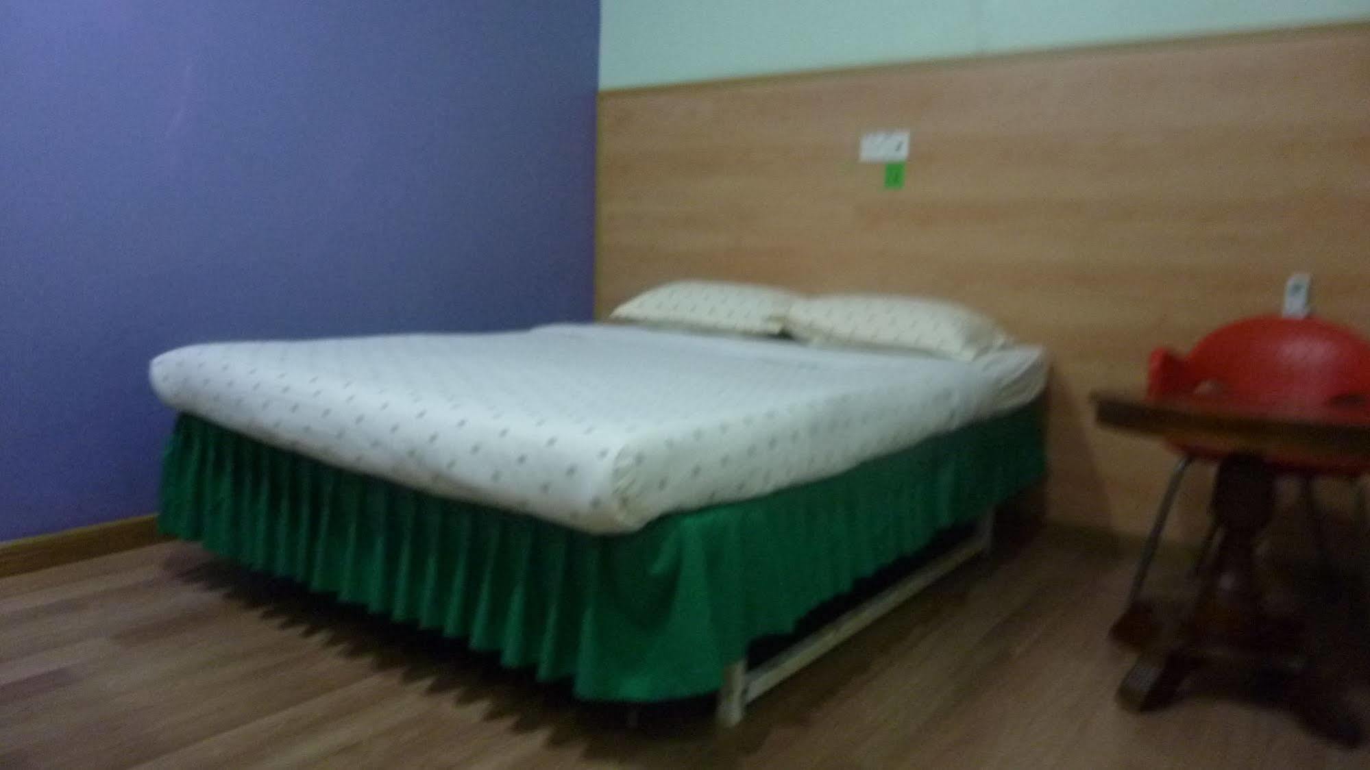 7 Hung Hung Inn Кота-Кинабалу Экстерьер фото